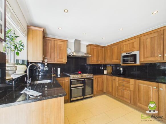 EweMove Estate Agents Basingstoke - 12 Springfield