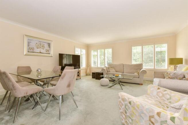 Lounge/Dining Area