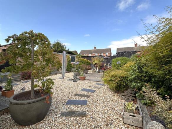 Beautifully Landscaped Garden 480
