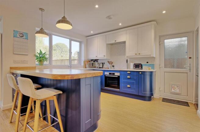 Kitchen 2.jpg