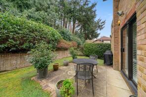 5, Ash Court, The Warren, Oxshott, Leatherhead KT22 0SB