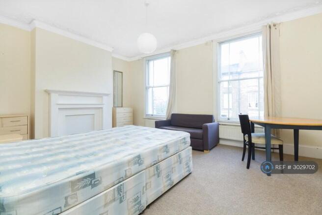 Bedroom 1    5.28m x 3.81m 
