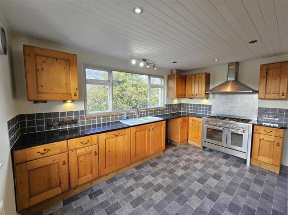 Kitchen 4.jpg