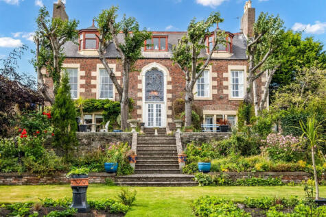 Straton House, 10 Castle Place, Montrose, DD10 8