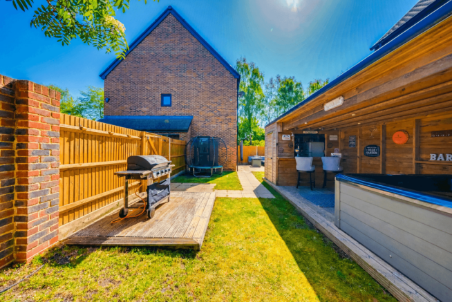 Three Bedroom Semi Detached House for Sale in Kin
