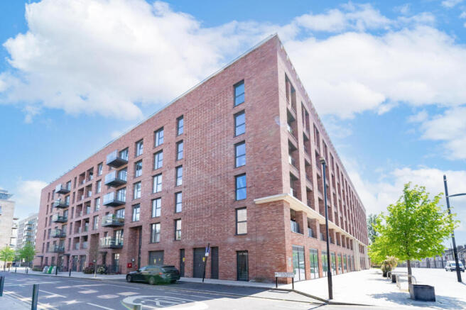 Modern 2-Bed Apartment | 2 Balconies | En-Suite |