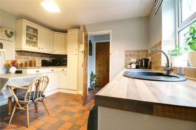 Attractive Fitted Breakfasting Kitchen