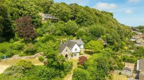 30, Castle Close, Ventnor PO38 1UD