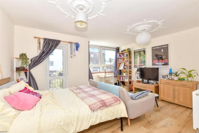 Lounge/Bedroom