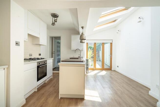 KITCHEN/DINING