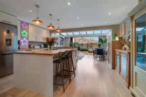 72, Buckingham Gardens, West Molesey KT8 1TJ