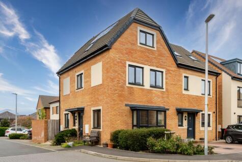 Beautifully presented town house, ideally situated within Yatton village