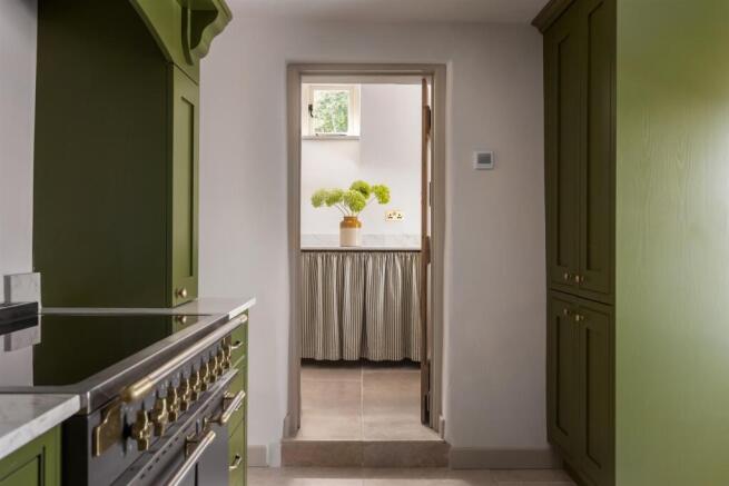 22 - Castle Cottage - GL7 5ED - Web.jpg