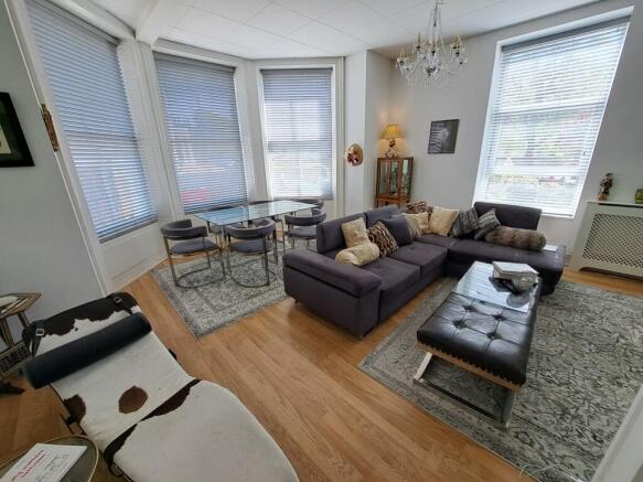 LOUNGE / DINER
