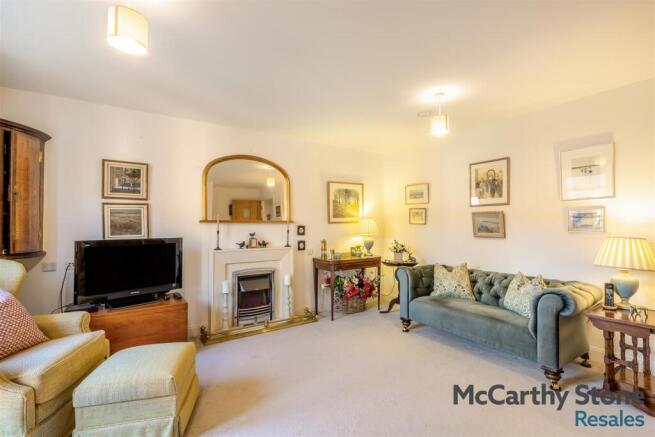 8677994-interior10.jpg