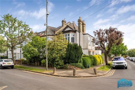 Queens Avenue, London, N20