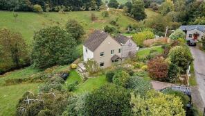 Welshbury Cottage, Road From Junction At Hawthorn Cottage To The Wonderbox, Newnham GL14 1LD