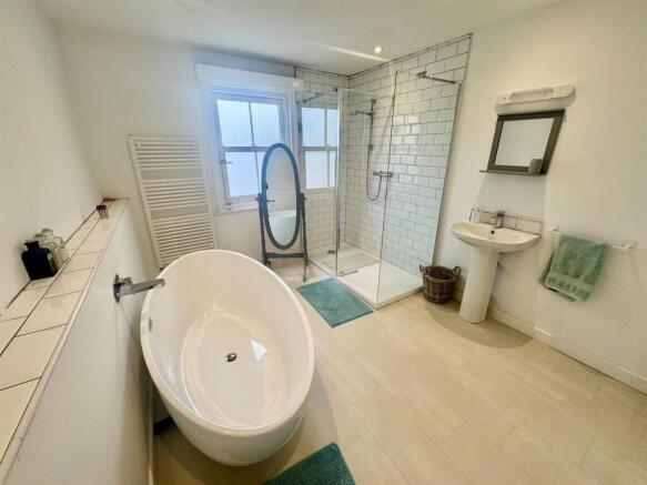 Bathroom 2.jpg