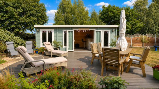 Outbuilding/Bar