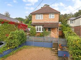 37 Sunnycroft, Middle Bourne Lane, Lower Bourne, Farnham GU10 3NH