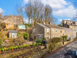 24, Raygate, Mount, Huddersfield HD3 3TF