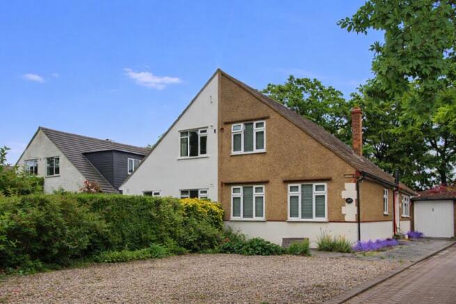 Spacious semi-detached house with a large garden