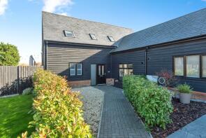 4, Crown Barns, Luton LU2 8EG