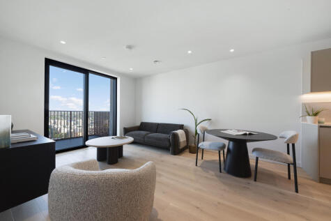 Peninsula Gardens, Greenwich Peninsula, London, SE10