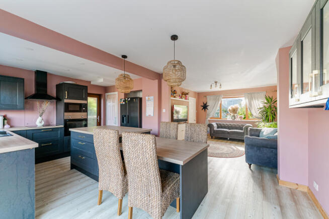 3 bed semi-detached house for sale