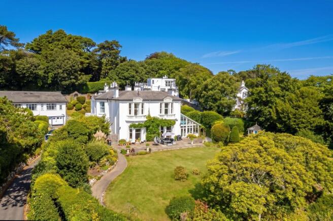 Period Villa Set in Expansive Landscaped Gardens