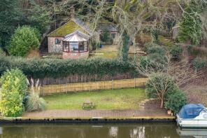 Holly Lodge, Hill House Road, Bramerton NR14 7EN