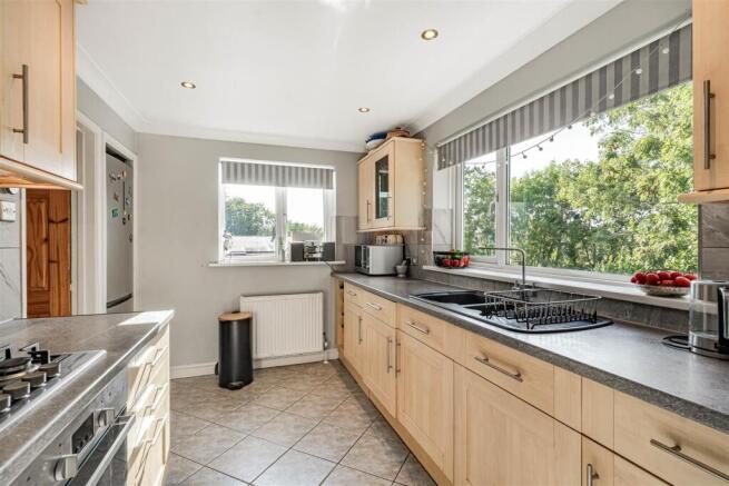 Kitchen_b.JPG
