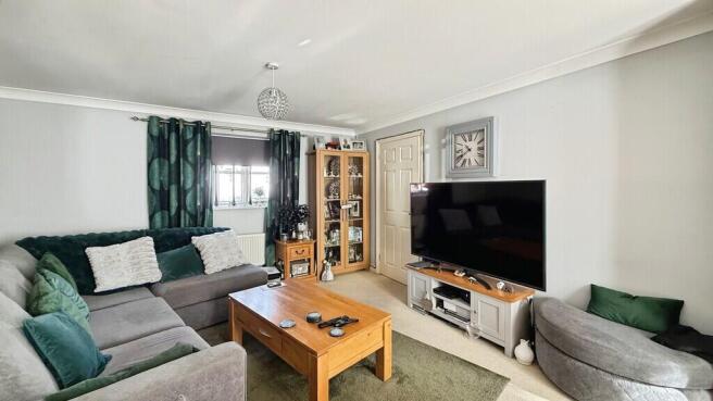 Lounge/dining roo...