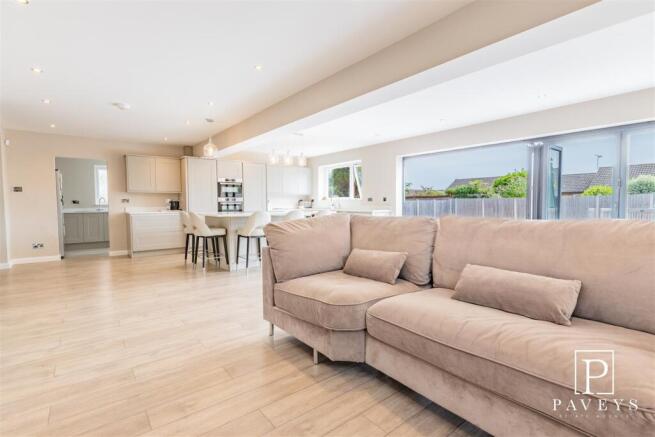 KITCHEN/DINING ROOM/LOUNGE