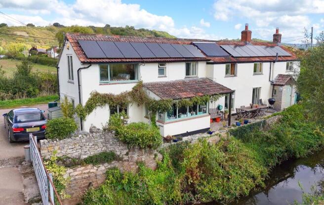 A Charming Five Bedroom Cottage with stunning cou