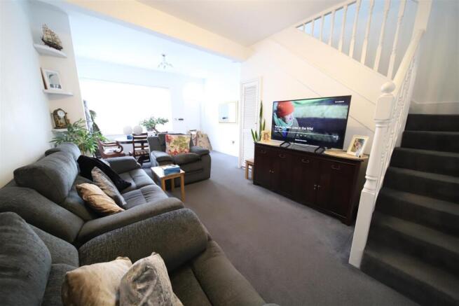 LOUNGE 3.JPG