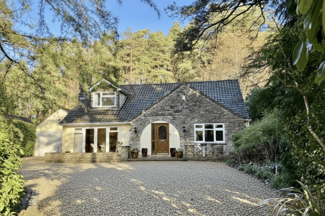 5 bedroom detached chalet home