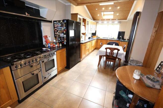 KITCHEN/DINING