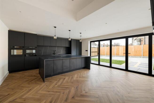 Charteris Road, IG8