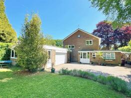 Cobbetts, Spout Hill, Town Row, Rotherfield TN6 3QX