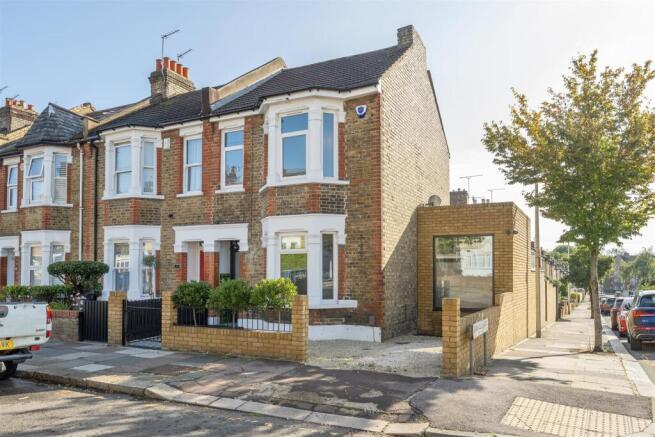 Ashford Road, E18