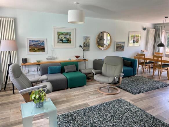 Lounge/Dining Room