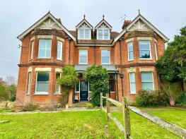 Flat 2, Hillcrest, Guildford Road, Runfold, Farnham GU10 1NZ