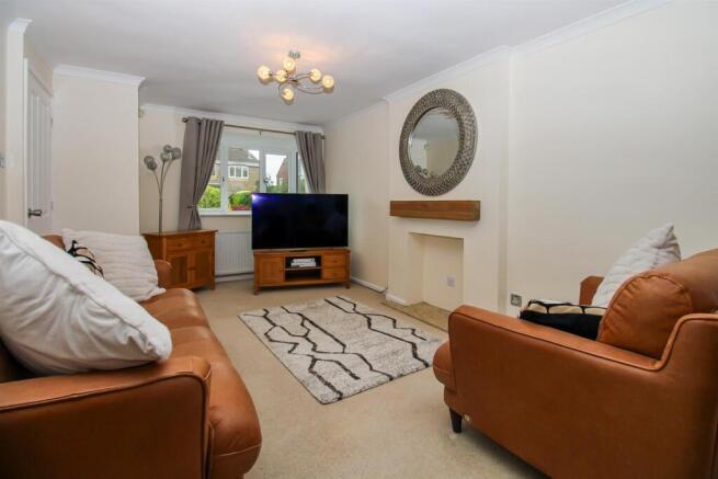 OPEN PLAN LOUNGE/KITCHEN/DINING AREA