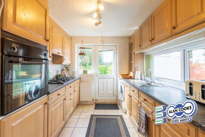 FITTED KITCHEN