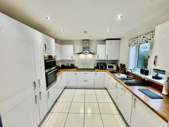 Fully Fitted Kitchen