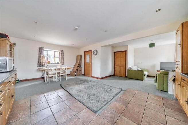 Kitchen/diner with ample space for furniture