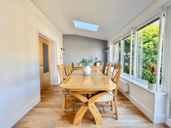 FAMILY/DINING ROOM