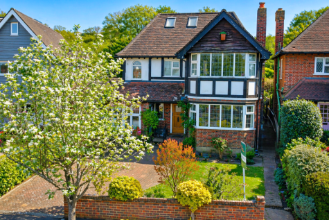 Hillcrest Gardens, Hinchley Wood