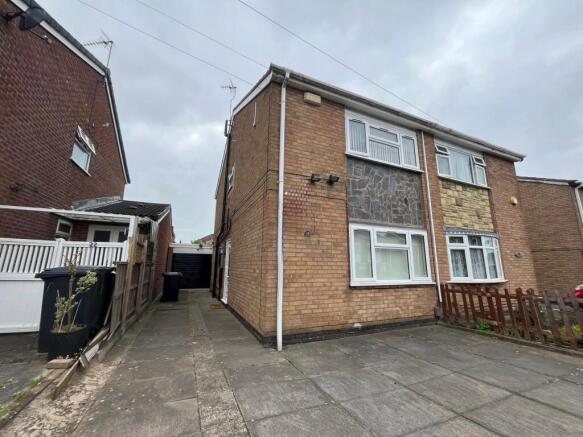 3 Bedroom Semi-Detached House on Pinewood Avenue